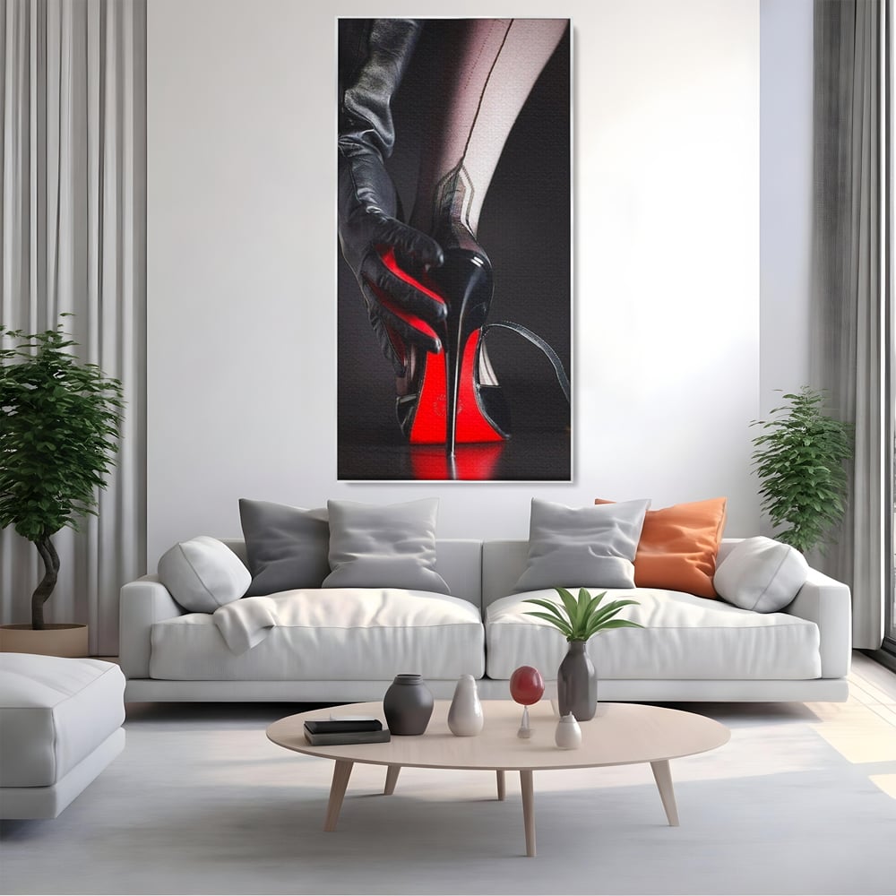Tablou canvas cu tablou canvas cu pantof rosu si picior, in rama de aluminiu argintiu, pe perete intr-un living